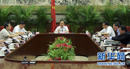 國務(wù)院總理溫家寶在北京先后主持召開兩次經(jīng)濟形勢座談會